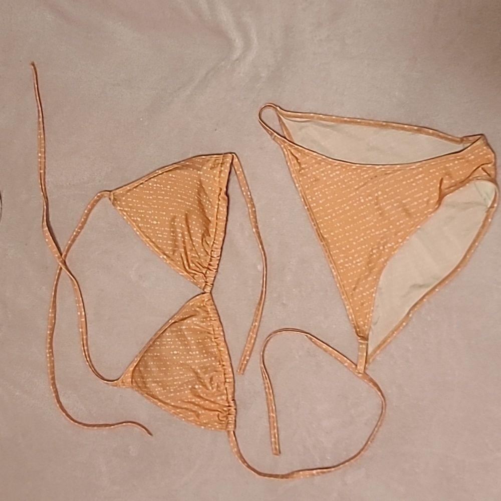 2 Bikinis